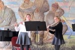 Playful flute: Jana Komárková a Barbora Bujáková - flétny, vyučující Andrea Pavlušová. Parašutisté kontrolují správnou interpretaci skladby Three for Two Jamese Raeho.